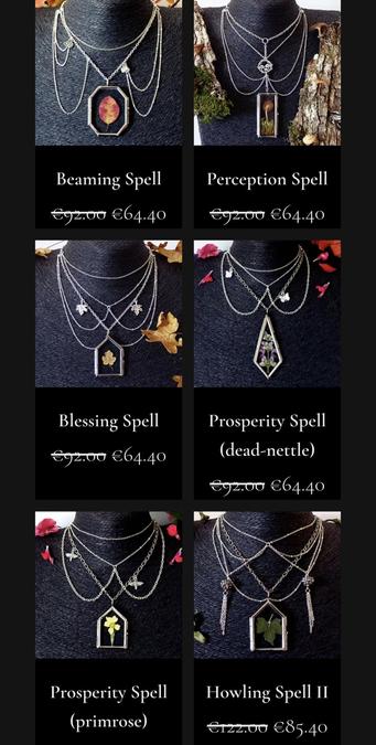 Une capture d'écran de ma page boutique avec des colliers de style gothique à -30% de réduction. Ils sont fabriqués avec des chaînes en cascades et la pièce centrale est un médaillon en verre avec des fleurs et des feuilles pressées.