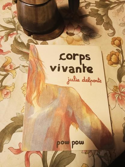 Couverture de Corps Vivantes de Julie Delporte, chez Pow Pow.