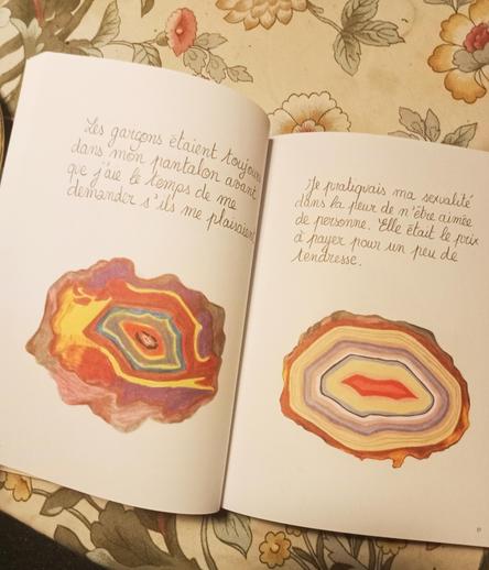 Intérieur avec texte manuscrit et illustrations couleurs