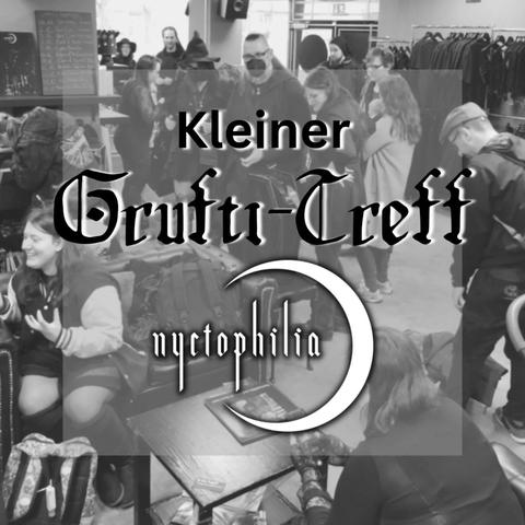 Kleiner Grufti-Treff im Nyctophilia - zu sehen ist ein Foto aus dem Laden, mit mehreren Besucher*innen.