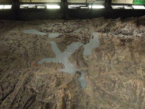 Le rendu texturé de la vieille maquette, dans la pénombre, s’enchante de territoires striés, vallées creusées, peinture écaillée, griffures, flaques des lacs figées. Diorama helvétique, ranci dans le vieux Musée de Lucerne, fabriqué par le général Pfyffer Von Wyher, marron, verdâtre, poussière, art brut géographique.