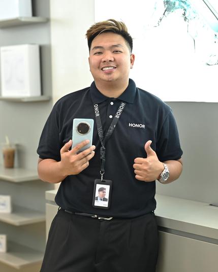Content creator Malupiton graced HONOR Experience Store at SM City Sucat.