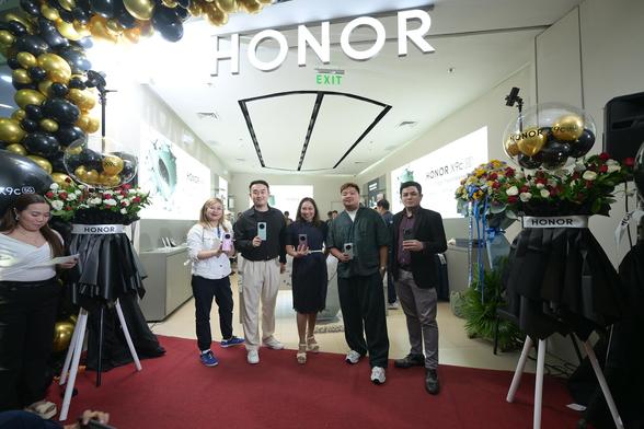 SM Sucat Tenant Relations Manager Joanna Kristine de Villa, HONOR Philippines Go-to-Market Director Steven Yan, Power Premium Owner Gina Poblete, TikTok sensation Malupiton, and HONOR Philippines National Sales Head Blake Garcia.