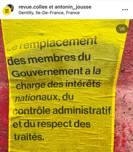 Affiche jaune collée dans la rue de la série poèmes constitutionnels 