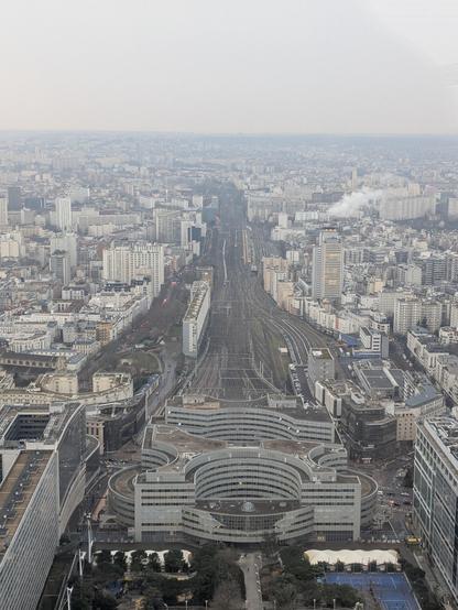 Le plan de voies de la gare Montparnasse vu du haut de la tour Montparnasse dans la grisaille.
