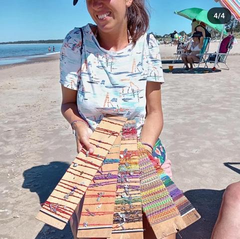Vendiendo pulseras en la playa