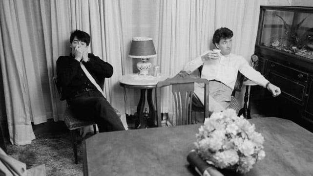 Kyle Maclachlan and David Lynch sitting together in 1986. 