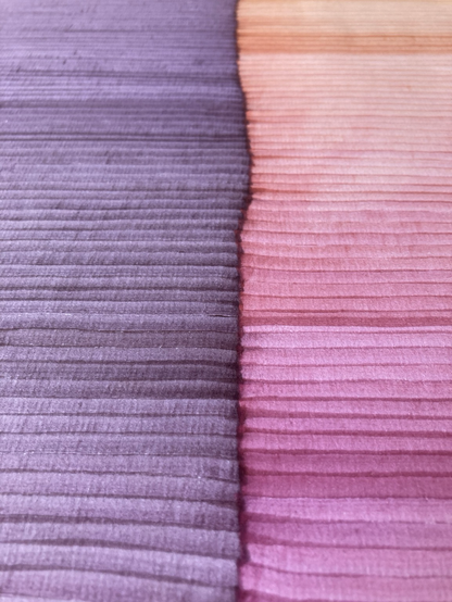 Dessin à l’encre nuances de violets rose et ambre, avec des lignes parallèles avec effet de tissage