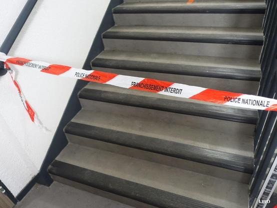 A photography  of the "Crime scenes in tertiary environments" installations series  by LWO at the Musée Transitoire in Paris 2023. Une photo de la série par l'artiste LWO d'installations "Scènes de crimes en environnement tertiaire" au Musée Transitoire à Paris en 2023. 