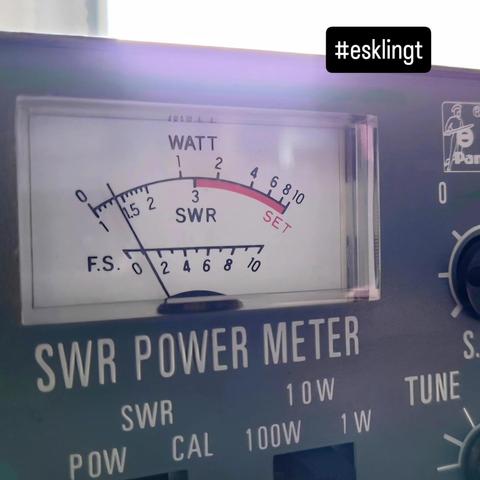 Ein SWR Meter zeigt ein Stehwellenverhältnis von 1:1,4 an.