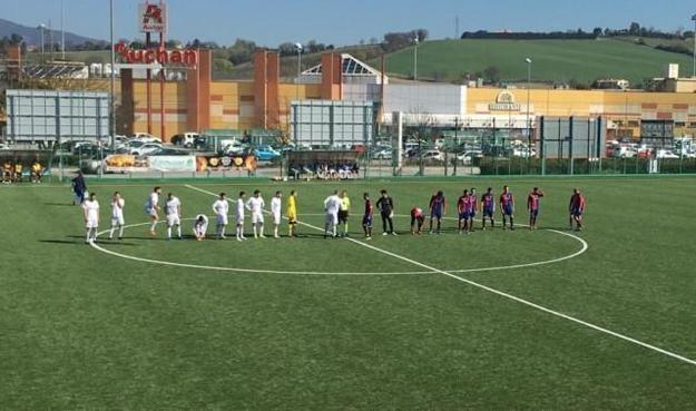Match de division régionale amateur. Belle surface verte et rond central, lignes de touche, cages et filets de chaque côté, quelques supporters, la famille, quelques amis, appuyés sur la barrière blanche qui borde le terrain, puis une route, les voitures, la zone commerciale, hangars bas aux couleurs criardes, et, au-delà, les collines, campagnes, pylônes, forêt lointaine. Les joueurs entrent sur le terrain, ils serrent la main des arbitres puis ils s’alignent tous au centre, immobiles. C’est la présentation des joueurs. Pour Portuali Calcio Ancona : Occhiodoro, Rinaldi, Angioletti, Tunnera, Ulysse, Orciani, Domenichelli, Vergani, Canda, Lombardi, Persiani. Pour Moie Vallesina : Cerioni, Frederici, Balducci, Arcangeli, Spinelli, Martellucci, Api, Mastri, Giulani.