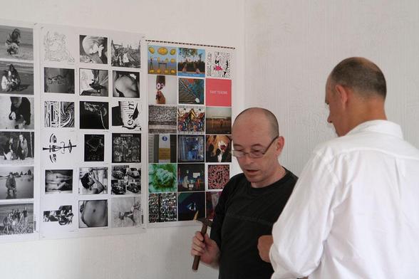 Pascal Pithois et Cristophe Galatry pendant l'installation des planches de cartes postales avant la rencontre.