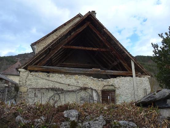 grange ouverte d'une maison paysanne ancienne, vigne sur la façade, gênoise sous les toits