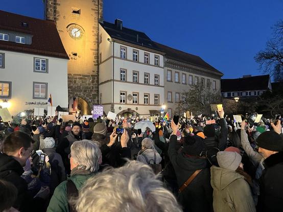 Foto in Villingen mit Demonstrierenden und vielen Kerzen und Lichtern