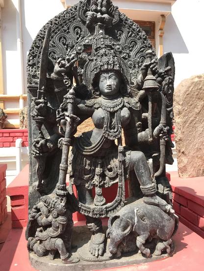 Das Foto zeigt die Steinfigur Mahishamardini aus dem 13. Jahrhundert aus Hassan.