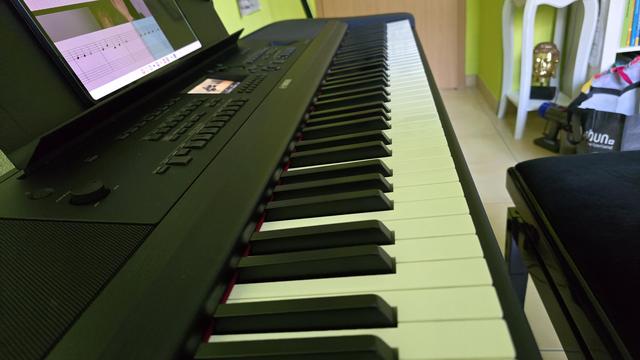 Epiano mit einem Tablett auf dem Notenständer