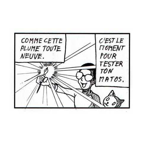 "C'est le moment pour tester ton matos. Comme cette plume toute neuve." Il brandit sa plume, qui fait un effet de lumière brillant. Le chat apparaît juste derrière lui.