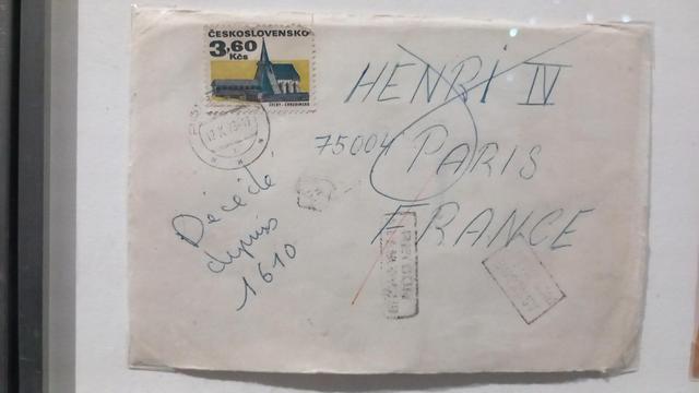 Au musée de la Poste à Paris sont notamment exposées des lettres non distribuées. Celle-ci a été envoyée de Tchécoslovaquie et est adressée à Henri IV. Le facteur a noté sur l'enveloppe : "Décédé depuis 1610."
