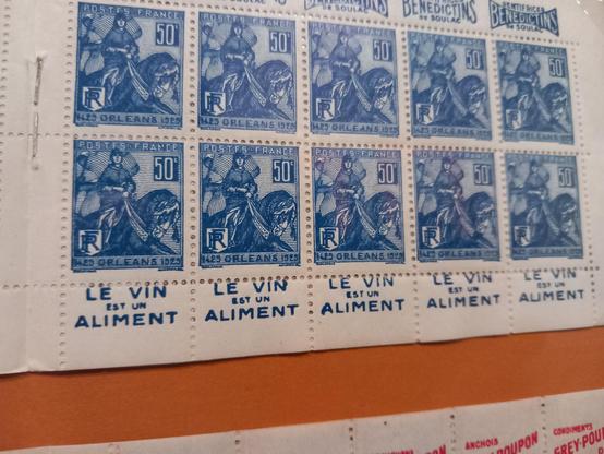 Au musée de la Poste, un carnet de timbres de 1929 avec une publicité : "Le vin est un aliment."
