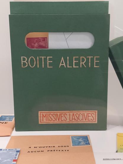 Au musée de la Poste, une œuvre de Marcel Duchamp, "Boîte alerte", est exposée. Créée pour la 8e exposition internationale surréaliste de 1959, elle comprend des correspondances, des cartes postales et des enveloppes contenues dans une boîte aux lettres en carton. Au premier plan, il est inscrit sur une enveloppe timbrée : "À n'ouvrir sous aucun prétexte."