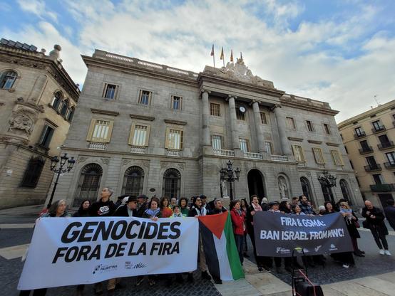 Fotografia de les persones assistents a la Roda de Premsa per denunciar la complicitat de la Fira de Barcelona amb la ocupació i genocidi d'Israel contra el poble palestí, a la plaça Sant Jaume.
