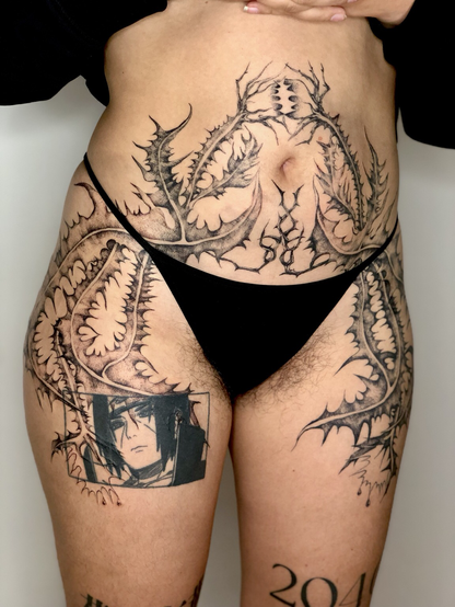 Un tatouage de ronces sur ventre et cuisses