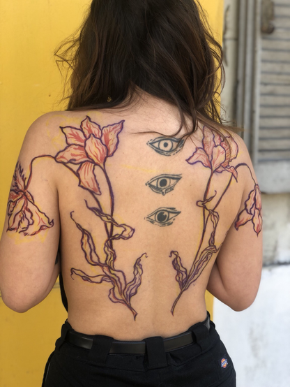 Un dessin préparatoire d’un tatouage de fleurs dans le dos