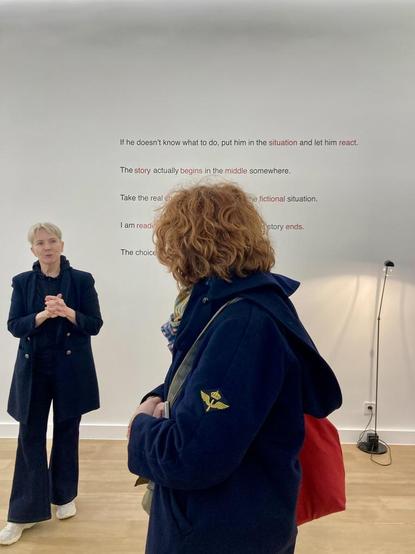 Michèle Didier dans le rôle de la feuille de salle avec la flamboyante Anne Deguy.
Alors c'est vrai, c'est un peu plus contraignant de prendre RDV pour aller voir une exposition que lorsqu'on pousse la porte d'une galerie. MAIS, la visite est beaucoup plus drôle, incarnée et instructive (on peut poser les questions qui nous traversent l'esprit) et Michèle restitue à la perfection récits et anecdotes.
RDV : info@micheledidier.com