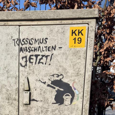 Streetart auf einem Stromkasten: "Rassismus Abschalten - Jetzt!"