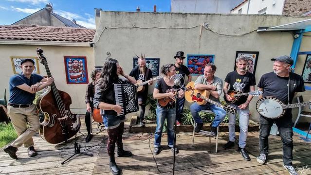 Musiciens Folk Defenders sur la terrasse du café Le Canon à Pat', Rezé, France.