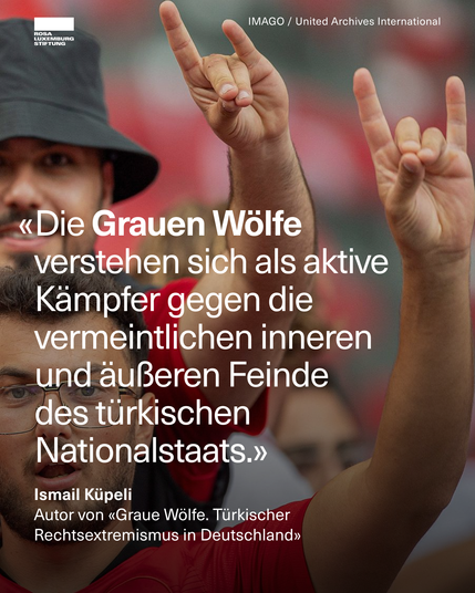 Sharepic mit einem Foto der Fussball EM der Männer, 2024: Beim Viertelfinalspiel Niederlande - Türkei in Berlin zeigen türkische Fans den Wolfsgruß und halten Bilder vom gesperrten Nationalspieler Merih Demiral hoch. Dazu das Zitat: "Die Grauen Wölfe verstehen sich als aktive Kämpfer gegen die vermeintlichen inneren und äußeren Feinde des türkischen Nationalstaats. - Ismail Küpeli, Autor von «Graue Wölfe. Türkischer Rechtsextremismus in Deutschland"