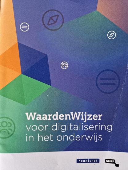 Kleurige voorkant van het boekje WaardenWijzer voor digitalisering in het onderwijs met dr loho's van Kennisnet en SURF