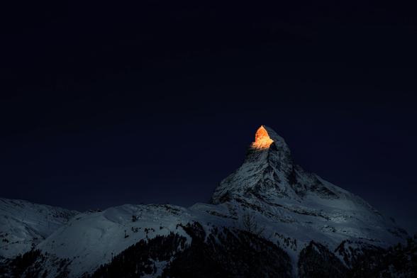 Matterhorn mit von der Morgensonne beleuchteter Spitze.