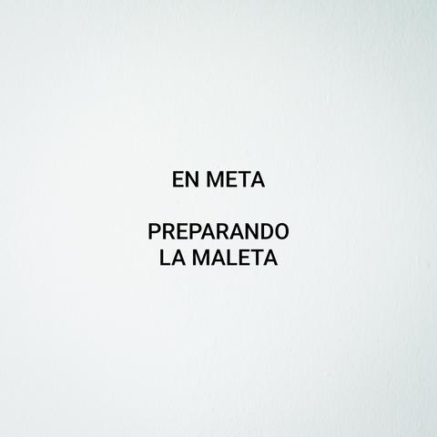 Text en fons blanc que diu: EN META PREPARANDO LA MALETA