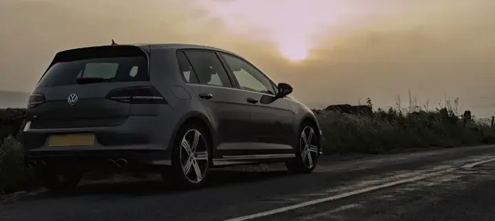VW Golf auf einer Strasse