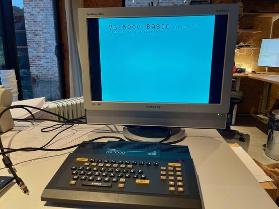 A Philips VG5000µ computer displaying its welcome screen on an LCD TV.