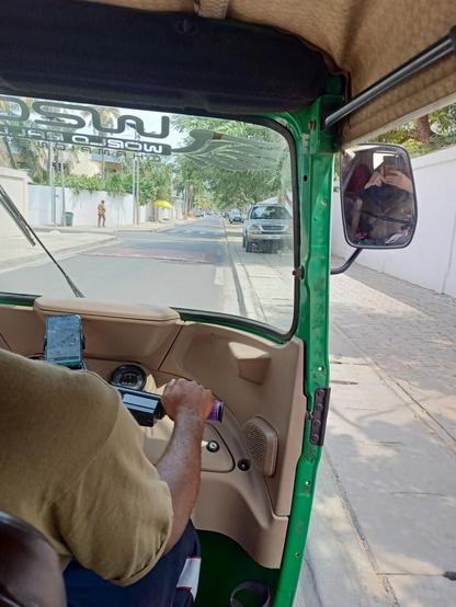 photo de mon point de vue de la route à l'arrière d'un zem à Cotonou au Bénin