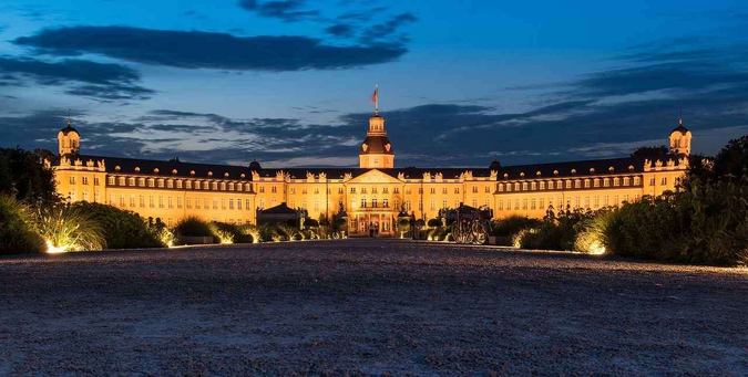 Das beleuchtete Karlsruher Schloss in der Dämmerung.