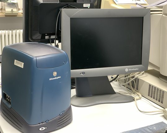 Eine klassische Silicon Graphics O2 Workstation in blau, zusammen mit einem SGI 1600SW LCD-Monitor. 