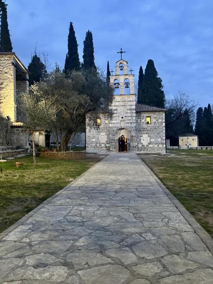 Chapelle saint Georges à Podgorica avec nonne devant la porte