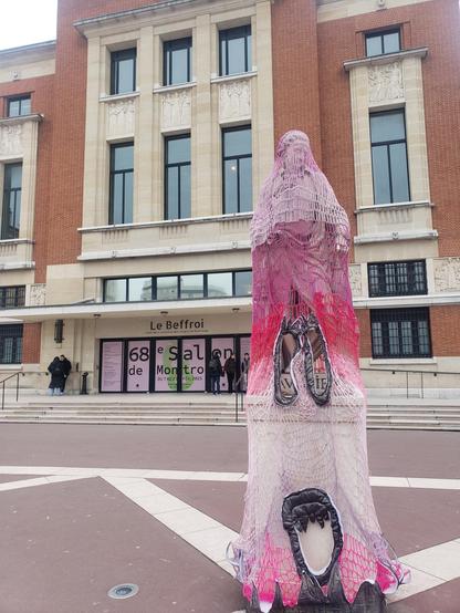 Vue de la place sur le Beffroi de Montrouge à l'occasion du 68e salon de Montrouge