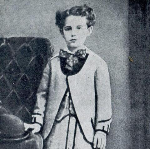 enfant debout, Maupassant, noir et blanc 
