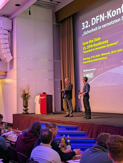 Fotoimpressionen von der 32. DFN-Konferenz "Sicherheit in vernetzten Systemen" in Hamburg. Zusehen ist der Veranstaltungsraum mit Teilnehmenden. Fotos: Nina Bark, DFN