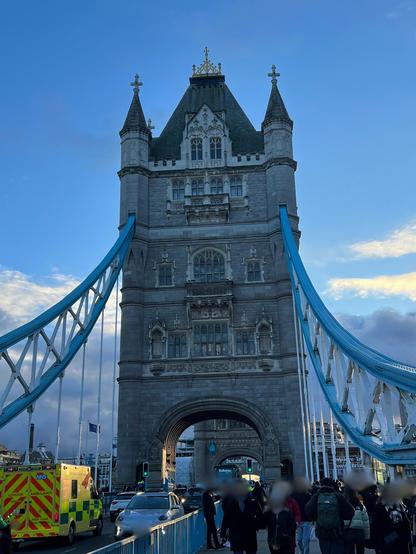 Tour de la Tower Bridge : La tour emblématique du Tower Bridge éclairée par une lumière douce en fin de journée. The iconic tower of Tower Bridge illuminated by soft evening light. La torre iconica del Tower Bridge illuminata dalla luce soffusa della sera.