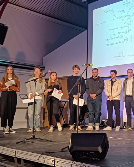 Sur une scène, souriant au public, les étudiantes et étudiants de l'université de Bordeaux Montaigne (DEFLE)