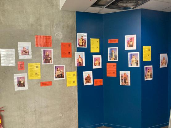 Murs sur lesquels sont exposés des photos, des textes de poésie