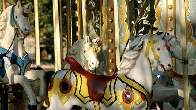 Houten paardjes van een carrousel.