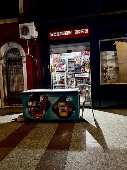 Mini magasin tabac presse glaces de moi s de 2m de large à Podgorica 