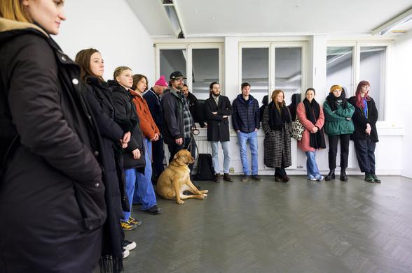 [SLO] Fotografija z odprtja razstave 2^0 delo: Maša Knapič v Prostoru 2^32 7. februarja 2025 ob 18:00. Na sliki je prikazana sodobna razstavna postavitev, kjer so modularni objekti iz serije ft.props umeščeni v projektni prostor Zavoda 2^32.
[ENG] Photograph from the opening of the exhibition 2^0 delo: Maša Knapič at 2^32 Space, on February 7, 2025, at 18:00. The image displays a contemporary exhibition setup featuring modular objects from the ft.props series arranged within the project space of 2^32 Institute.
