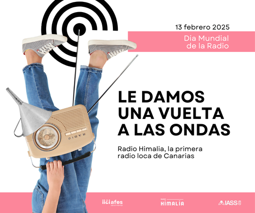 La imagen es un diseño promocional para el Día Mundial de la Radio, celebrado cada 13 de febrero.
Descripción:
Texto principal: "LE DAMOS UNA VUELTA A LAS ONDAS"
Subtexto: "Radio Himalia, la primera radio loca de Canarias"
Diseño visual: Muestra las piernas de una persona boca abajo con pantalones vaqueros y zapatillas deportivas. Lleva en una de sus manos una antigua radio de color beige con una antena y un embudo metálico colocado en uno de sus lados.
Fondo: Blanco con elementos gráficos en negro y rosa.
Logotipos y marcas: AFES Salud Mental, Radio Himalia y el IASS.
El diseño es creativo y representa la idea de "darle la vuelta" a las ondas radiofónicas, utilizando una imagen divertida y llamativa.